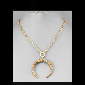 🌈NWOT Rainbow Rhinestone Gold Horn Necklace
